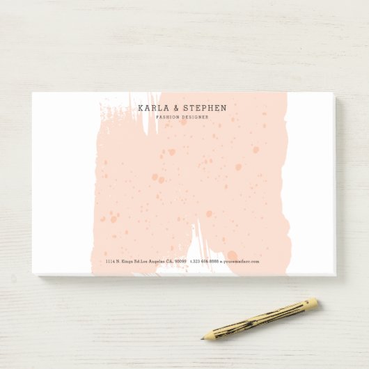 Pastel-roze grungy-penseelstreek post-it® notes (Op bureau)