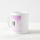Pastel roze hemel met geel regenboog monogram koffiemok (Voorkant links)