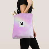 Pastel roze hemel met geel regenboog monogram tote bag (Dichtbij)