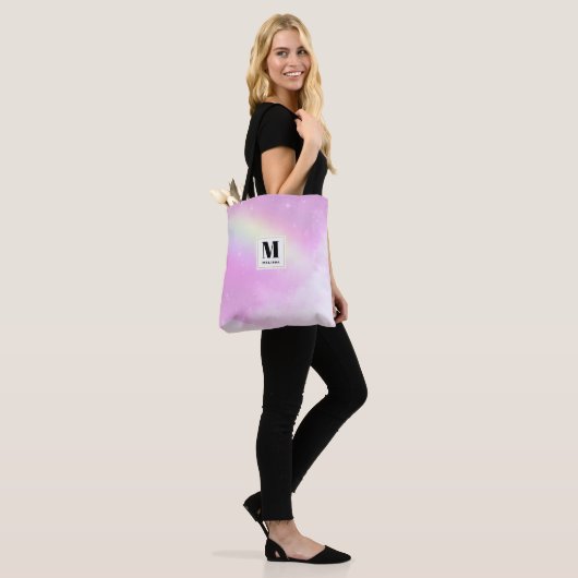 Pastel roze hemel met geel regenboog monogram tote bag (Op model)