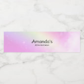 Pastel roze hemel met gele regenboog verjaardag waterfles etiket (Enkel label)