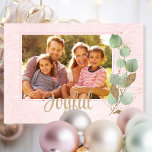 Pastel roze luchtig traditionele stijlvolle famili kaart<br><div class="desc">Deze vakantiekaart is voorzien van lichtroze en eucalyptus die licht en luchtig aanvoelt. Een mooie manier om een vakantiefoto of warm afbeelding te laten zien. Je bericht,  foto en familienaam aanpassen</div>