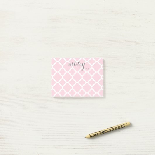Pastel Roze Quatrefoil Patroon Persoonlijke naam Post-it® Notes (Op bureau)
