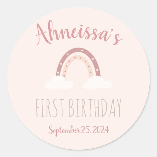 Pastel roze regenboog en wolken eerste verjaardag ronde sticker (Voorkant)