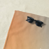 Pastel roze regenboogmonogram eenvoudig strand tot strandlaken (In situ)