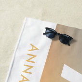 Pastel roze regenboogmonogram simpel strandlaken (In situ)