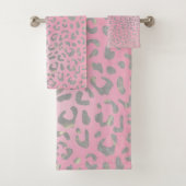 Pastel Roze Silver Leopard Print Bad Handdoek (Insitu)