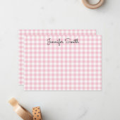 Pastel Roze Small Gingham Whimsical Calligrafie Notitiekaartje (Voorkant / Achterkant in situ)
