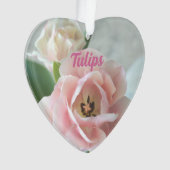 Pastel roze tulpen met naam Floral Botanical Ornament (voorkant)
