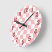 Pastel roze wit retro golvende checker patroon ronde klok (Hoek)
