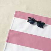 Pastel roze witte streep patroon strandlaken (In situ)