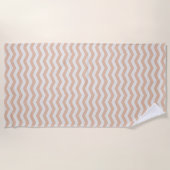Pastel roze zig zag streep geometrisch strandlaken (Voorkant)