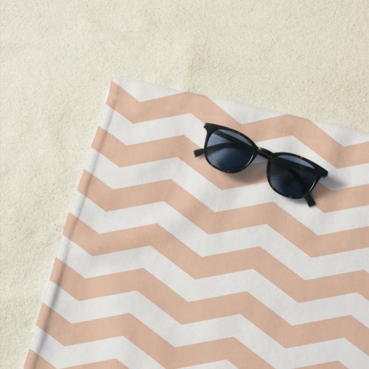 Pastel roze zig zag streep geometrisch strandlaken (In situ)