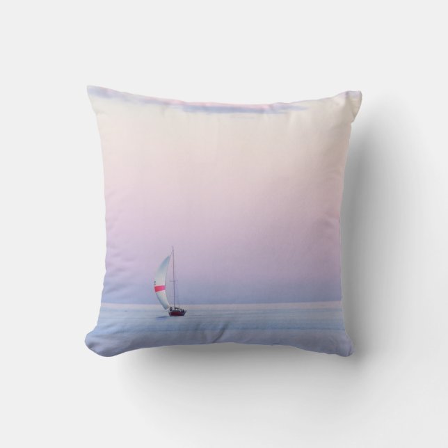 Pastel Seascape met een zeilboot Kussen (Voorkant)