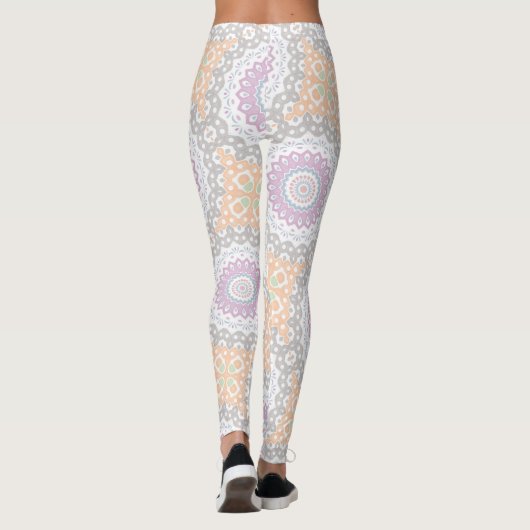 Pastel Spring Mandala Patroon in zachte symmetrie Leggings (Achterkant)