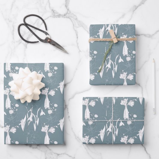 Pastel Stofblauwe Vaas met Bloemen en Bloesems Inpakpapier Vel (Voorkant)