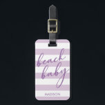 Pastel Stripes Beach Baby Bagagelabel<br><div class="desc">Dit label is voorzien van een koele pastellavendel en een witte strepe achtergrond met een kalligrafisch woord "strand baby". Pas het aan met jouw naam en contactgegevens aan de achterkant.</div>