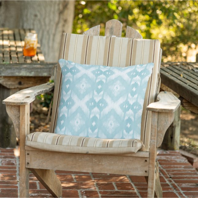 Pastel Summer Blue White Ikat Tribal Patroon Buitenkussen (Stoel)