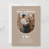 Pastel taupe boog foto minimalistische retro bruil kaart (Voorkant)