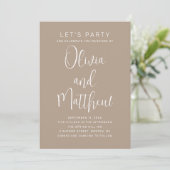 Pastel taupe typografie script bruiloft + QR Kaart (Staand voorkant)