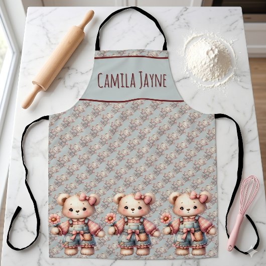 Pastel teddybeer met bloem en overall aan schort