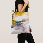 Pastel tederheid: gouden wervelingen kunst. tote bag (Dichtbij)