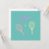 Pastel Tennis Rackets met Tennis Ball on Green Kaart (Voorkant / Achterkant in situ)