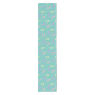Pastel Tennis Rackets met Tennis Ball on Green Korte Tafelloper