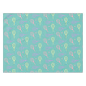 Pastel Tennis Rackets met Tennis Ball on Green Tafelkleed (Voorkant (Horizontaal))
