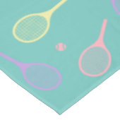 Pastel Tennis Rackets met Tennis Ball on Green Tafelkleed (Gekanteld)