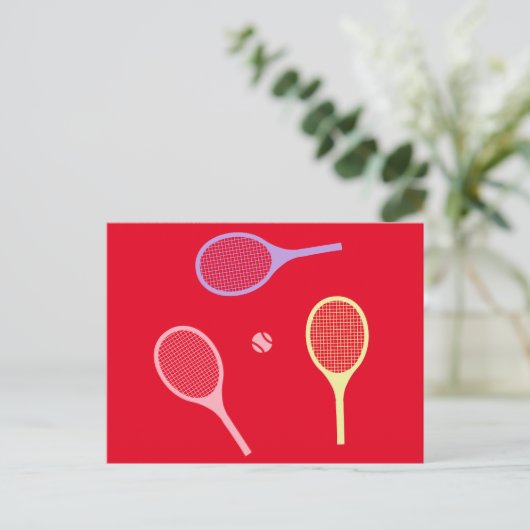 Pastel Tennis Rackets met Tennis Ball op Red Briefkaart (Staand voorkant)