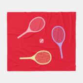 Pastel Tennis Rackets met Tennis Ball op Red Fleece Deken (Voorkant (Horizontaal))