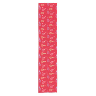 Pastel Tennis Rackets met Tennis Ball op Red Korte Tafelloper