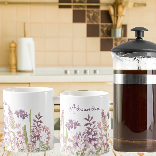 Pastel veld van wilde bloemen monogram koffiemok