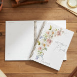 Pastel Vrouwelijke Waterverf Bloemen Modern Planner<br><div class="desc">Dit eenvoudige maar elegante ontwerp kenmerkt een bouquet van roze, gele, en lavendere bloemen met groen op een getextureerde witte achtergrond van de waterverf. Creëer door Simply Farmhouse Press.</div>