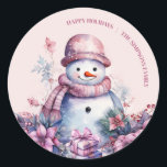 Pastel Waterverf Christmas Snowman Ronde Sticker<br><div class="desc">Voeg een vleugje wintermagie toe aan uw kerstversiering met deze pastel waterverf kerstsneeuwpop stickers. Met een charmante sneeuwman omringd door geschenkdozen en bloemetjes in zacht lila en roze tinten, zijn deze stickers ideaal voor het toevoegen van een feestelijke en grillige touch aan elke vakantiebijeenkomst. Pas ze aan met de gewenste...</div>