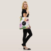 Pastel Waterverf Roos Bloemen met Monogram Tote Bag (Op model)