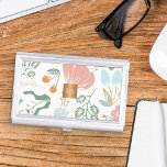 Pastel wilde bloemen met metallisch koper monogram visitekaarthouder<br><div class="desc">Trendy stijlvolle glamoureuze en vrouwelijke pastel blush roze, salie groen en stoffige sinaasappel perzik wilde bloemen, bladeren en bessen patroon maken van een elegante visitekaartje houder met een faux metallic gouden koperen monogram geometrische vierkant voor zakelijke vrouwen | make-up artiest | kapper | mode stylist | Home Interieurdecorateur | Ontwerper...</div>