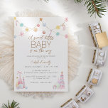 Pastel Winter Wonderland Sweet Little Baby shower Kaart<br><div class="desc">Dit Pastel Winter Wonderland Sweet Little Baby shower Invitation design is een schattig pastelsuiker-pruimensprookje, met een strakke minimalistische witte achtergrond voor zwarte en goudbruine tekst met handgeschreven script, waardoor een eenvoudige en neutrale moderne stijl ontstaat. Dit klassieke arrangement is zoet verfraaid met vrolijke feestelijke slingers van kerstversieringen en -kousen, snoepstokken,...</div>