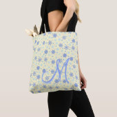Pastel Yellow Snowflakes Moderne elegante monogram Tote Bag (Dichtbij)