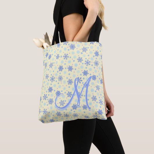 Pastel Yellow Snowflakes Moderne elegante monogram Tote Bag (Dichtbij)