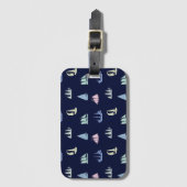 Pastel Zeilboot Patroon op Midnight Blue Bagagelabel (Voorkant (verticaal))