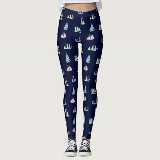 Pastel Zeilboot Patroon op Midnight Blue Leggings (Voorkant)