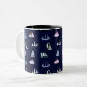 Pastel Zeilboot Patroon op Midnight Blue Tweekleurige Koffiemok (Voorkant links)
