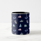 Pastel Zeilboot Patroon op Midnight Blue Tweekleurige Koffiemok (Center)