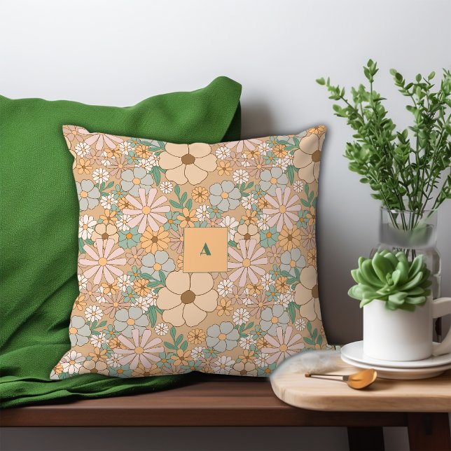 Pastelbeige bloemmotief monogram kussen (Creator heeft geüpload)