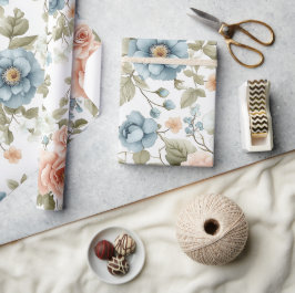 pastelblauw en perzik bloemenpatroon cadeaupapier