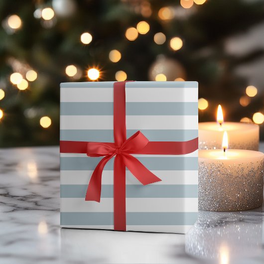Pastelblauw en wit brede horizontale strepen cadeaupapier