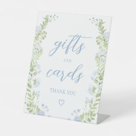 Pastelblauwe bloemen bruiloftsgeschenken en -kaart reclamebord met voetstuk