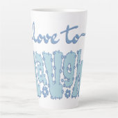 Pastelblauwe bloemige chunky text slogan met naam latte mok (Voorkant)